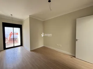 Sala de estar com porta de vidro voltada para o exterior.