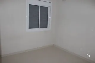 Parede branca com janela visível em um imóvel.