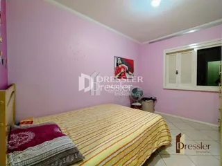 Quarto com cama de casal e roupa de cama visíveis na propriedade.