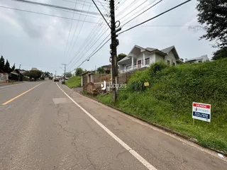 Vista externa de uma residência ao lado de uma estrada em Lajeado.