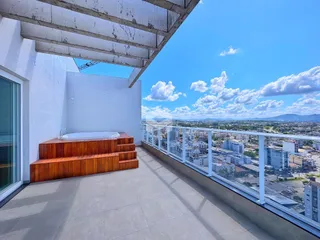 Varanda com vista panorâmica da paisagem urbana de Lajeado.