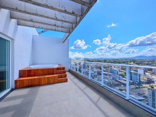 Varanda com vista panorâmica da paisagem urbana de Lajeado.
