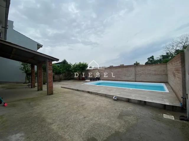 Foto de uma área externa com piscina e muro de tijolos.