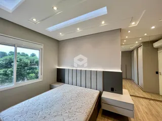 Quarto com janela e cabeceira moderna.