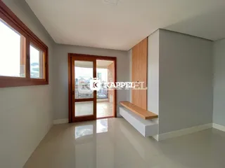 Sala de estar com grandes janelas que oferecem uma vista urbana.