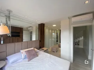 Quarto com cama e espelho em um imóvel.