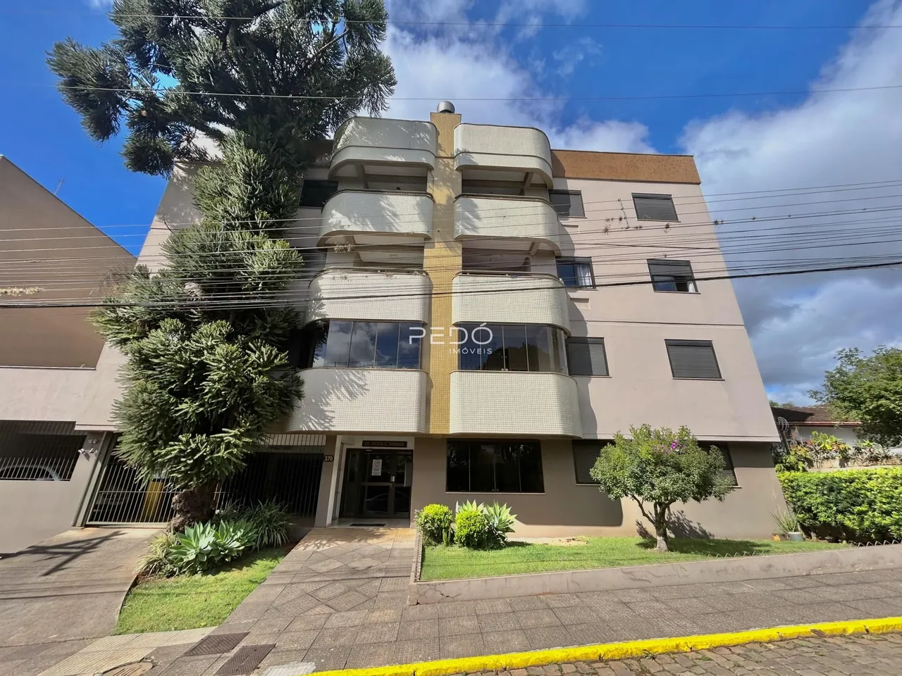 Fachada de um edifício residencial na rua em Lajeado.