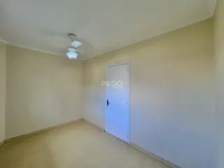 Ambiente interno de uma sala com parede clara e porta branca.
