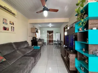Sala de estar espaçosa com sofá e decoração moderna em um imóvel no Brasil.