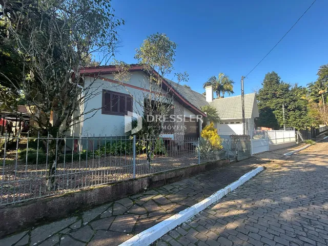 A fachada de uma residência em Lajeado, Brasil, é mostrada com vegetação ao redor.