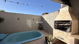 Uma jacuzzi está instalada em uma área externa com um revestimento de tijolo.