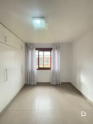 Esta é uma foto de um ambiente interno com paredes brancas e piso claro.