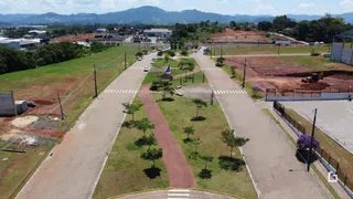 Vista aérea de uma área de terreno com estradas e vegetação.