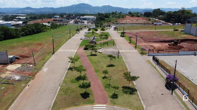 Vista aérea de uma área de terreno com estradas e vegetação.