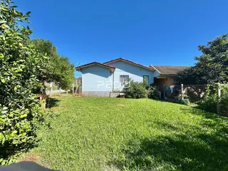 Vista externa de uma residência com jardim verde em Lajeado, Brasil.