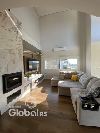 Sala de estar com piso de madeira e lareira moderna.