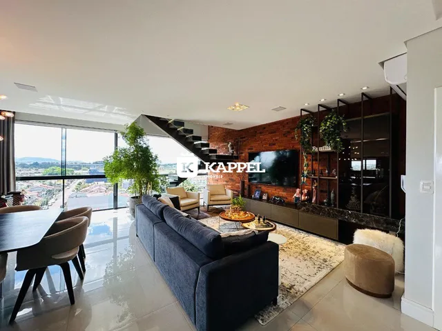 Sala de estar ampla com vista panorâmica para a paisagem.