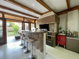 Foto de uma cozinha com ilha e lareira em um imóvel em Lajeado.