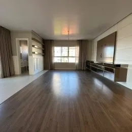 Sala de estar com piso de madeira clara.