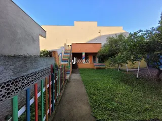Fachada de uma residência em Lajeado, Brasil, com jardim frontal.