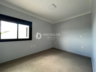 Ambiente interno de uma sala com paredes cinzas e piso claro.