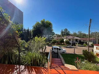 Fachada de uma residência em Lajeado, Brasil, com jardim e cerca.