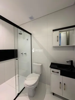 Foto de um banheiro moderno com piso de cerâmica e box de vidro.