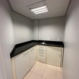 Foto de armários e bancadas de uma cozinha interna.
