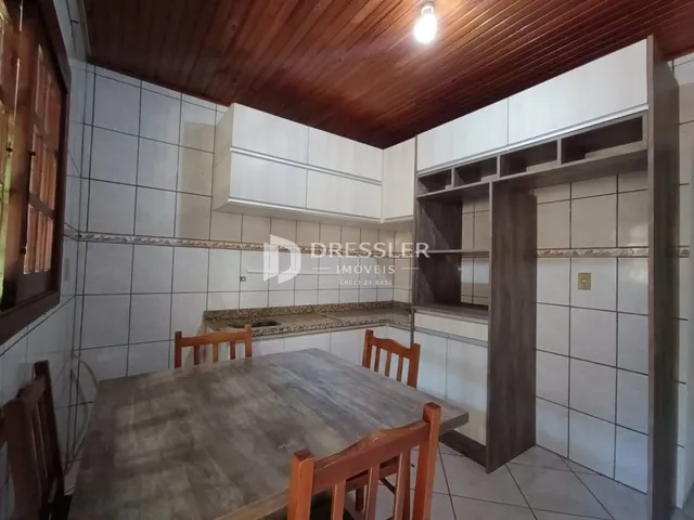 Vista da área de jantar adjacente à cozinha em uma residência.