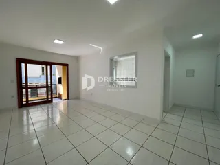 Vista interna de um ambiente com piso de cerâmica branca.