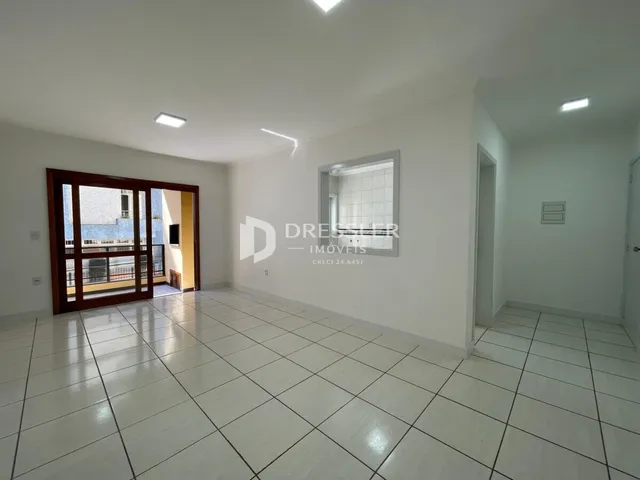 Vista interna de um ambiente com piso de cerâmica branca.