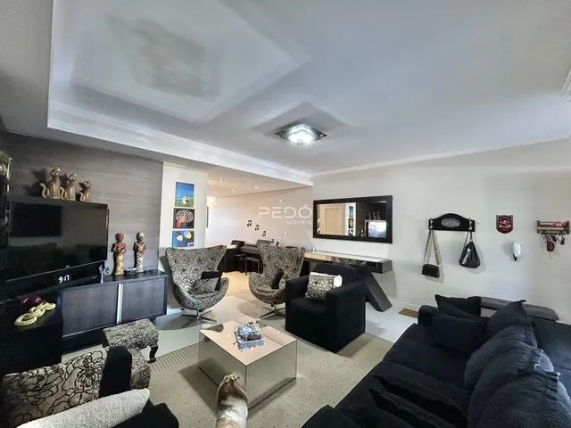 Sala de estar moderna com sofá e decoração em um apartamento no Brasil.