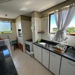 Foto de uma cozinha com armários brancos e piso de cerâmica.