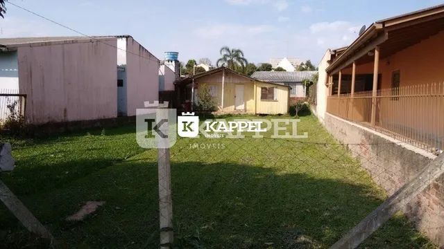 Foto da área externa com gramado e cerca em uma propriedade em Lajeado.