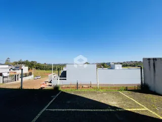 Vista externa de uma propriedade com cerca e terreno em Lajeado.