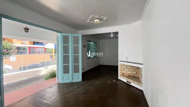Espaço interno com piso escuro e acesso a uma área externa.