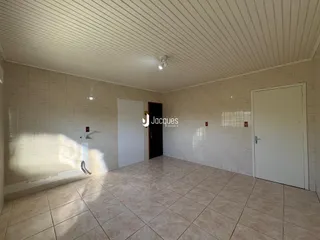 Hall com piso de cerâmica e paredes revestidas.