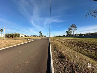 Vista da rua e campo em Lajeado, Brasil.