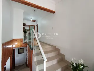 Vista da escadaria e área de entrada de uma residência em Lajeado.