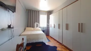 Quarto com cama e armários em um imóvel.