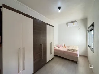Quarto com armários e cama em ambiente claro.
