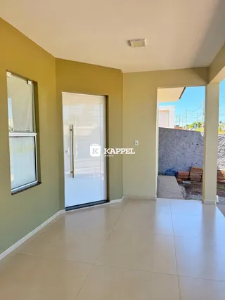 Foto de um ambiente interno com paredes verdes e piso de cerâmica.