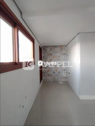 Foto de um corredor interno com paredes brancas e um revestimento decorativo na extremidade.