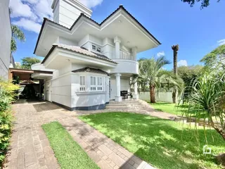 Fachada de uma casa em Lajeado, Brasil com jardim frontal.