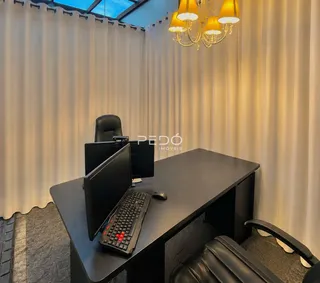 Foto de um escritório com mesa e cadeiras em um imóvel.