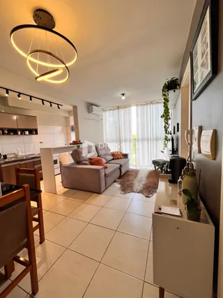 Sala de estar com piso de cerâmica e sofá.