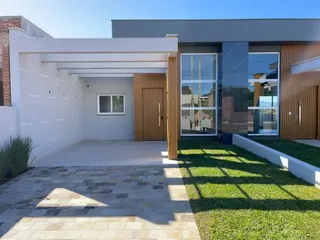 Fachada moderna de uma residência com revestimento branco e detalhes em madeira.