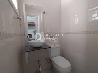 Foto de um banheiro interno com revestimento cerâmico.