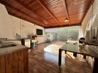Ambiente interno com piso de madeira e teto de madeira em uma residência.