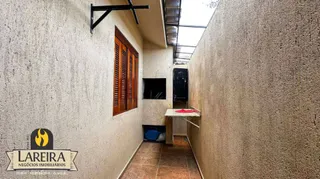 Hall de entrada com paredes texturizadas e piso de cerâmica.